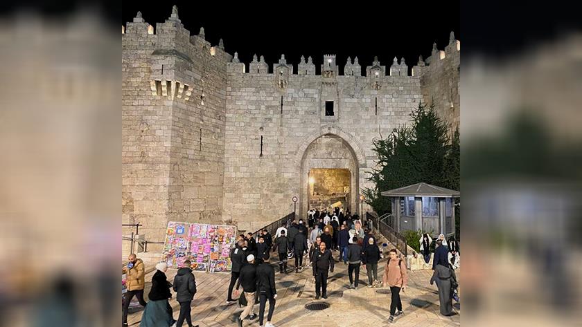 Iranpress: Palestinian worshippers perform Tarawih prayers at Al-Aqsa Mosque 